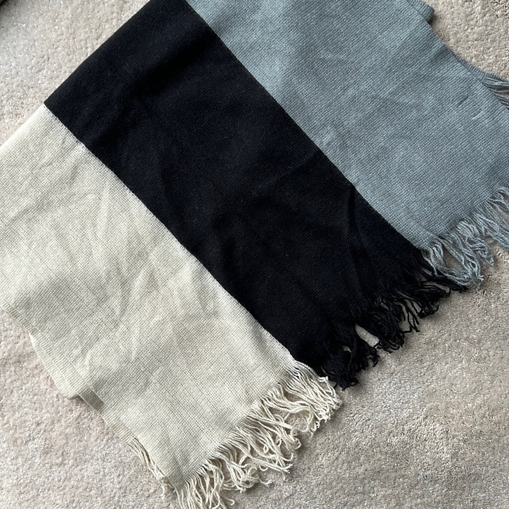 Donni Color-Block Knit Scarf - Picture 4 of 8